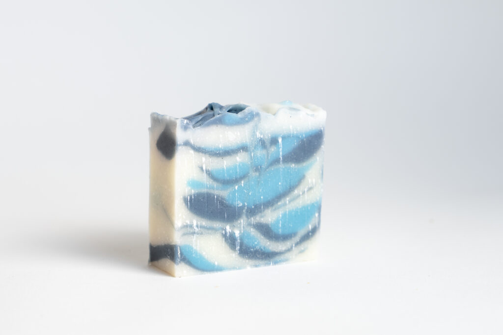 סבון אינדיגו שלושה צבעים בניחוח לבנדר וארז עם פילינג עדין