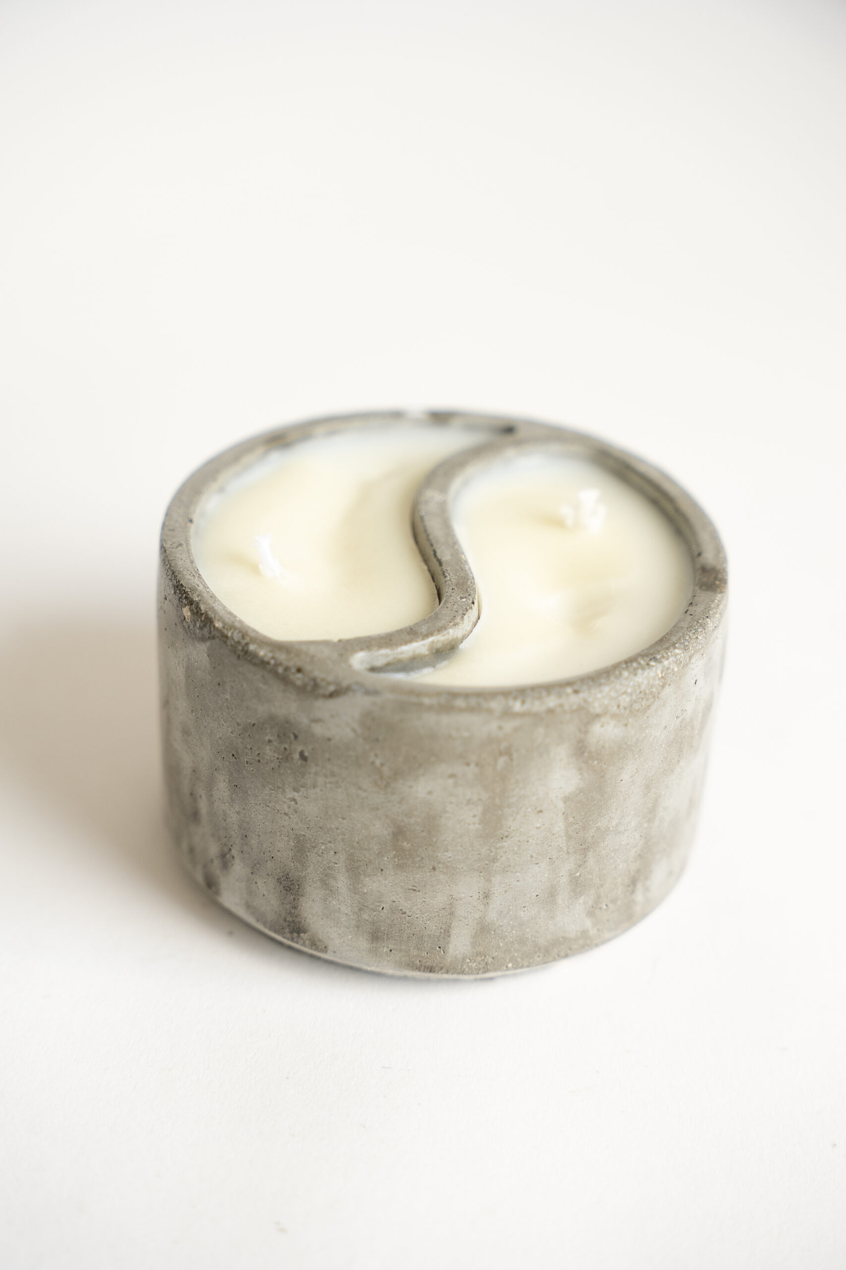 נר מעוצב בקערת יין ויאנג בצבע בטון טבעי שעוות סויה טבעית בריח וניל