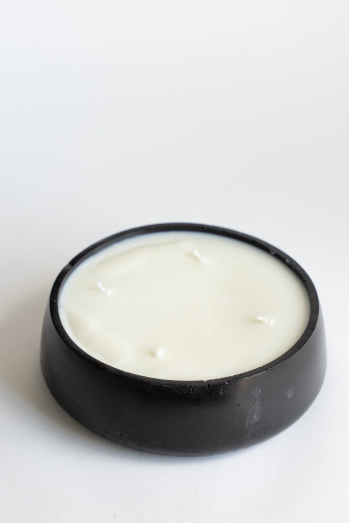 קערת נר – נר ריחני טבעי בכלי יצוק בטון צבע שחור בעבודת יד