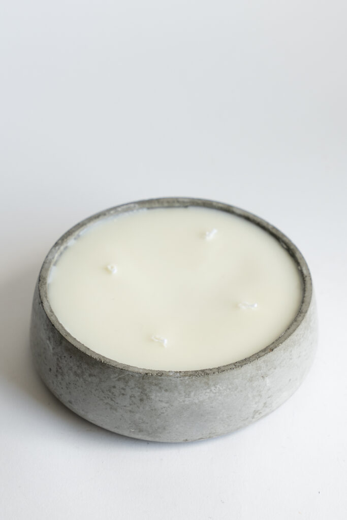 קערת נר – נר ריחני טבעי בכלי יצוק בטון בעבודת יד